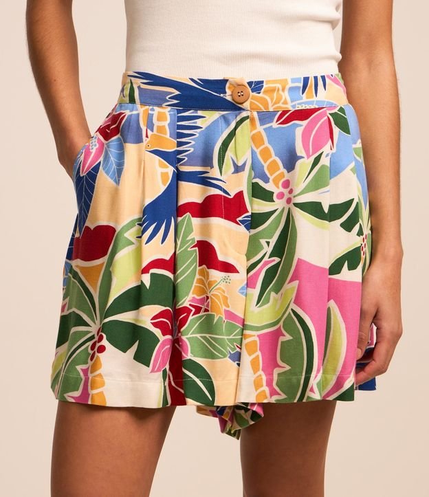 Short Gode em Viscose com Pregas e Estampa Tropical
