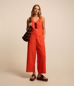 Calça Pantacourt em Viscose com Botões Frontais