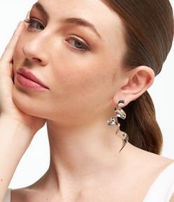 Maxi Brinco em Metal com Formato Orgânico