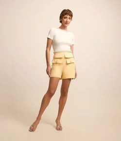 Short Reto Cintura Alta em Alfaiataria Cós com Lapela e Bolso Cargo com Botão