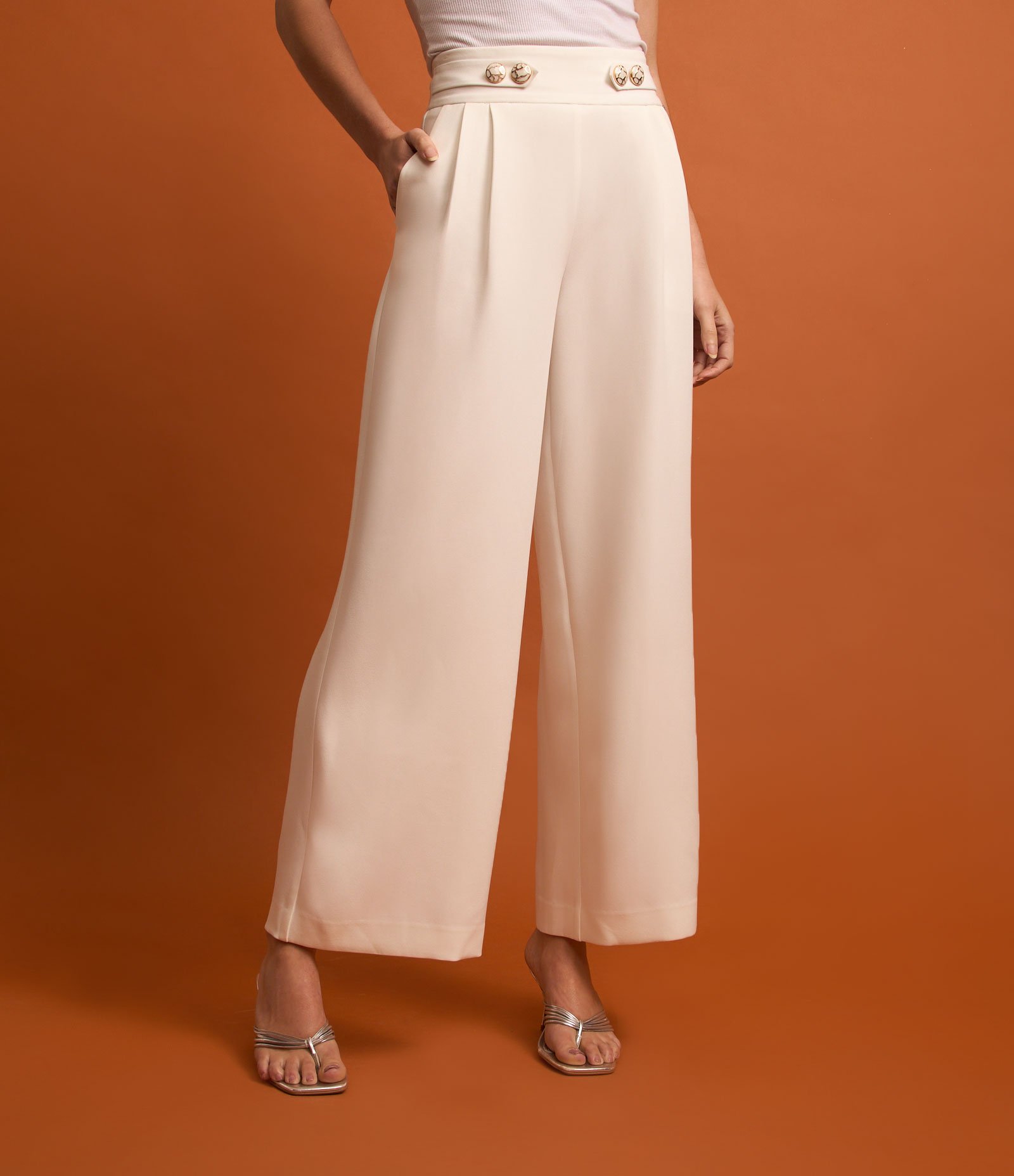 Calça Wide Leg Alfaiatada com Faixas Abotoadas Branco 2