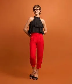 Calça Cenoura Alfaiatada com Pregas e Botão na Barra