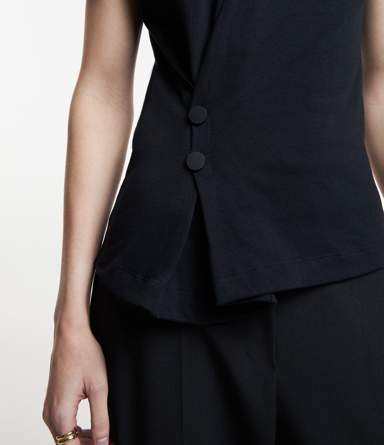 Blusa Manga Curta em Malhão com Botões e Franzido Lateral Preto 4