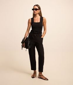 Calça Cenoura Alfaiatada com Elástico e Botões no Cós