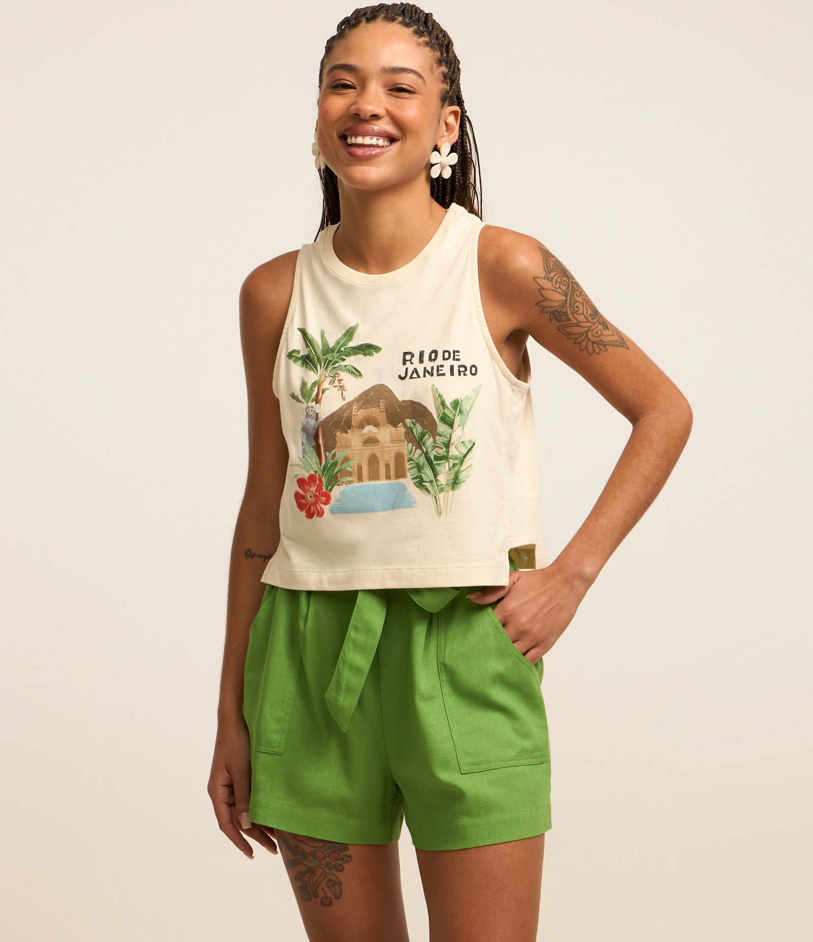 Short Curto em Viscose e Linho com Bolsos e Cinto Faixa Verde 2