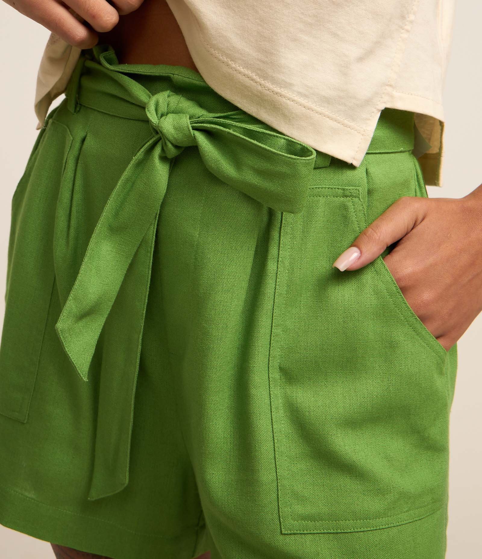 Short Curto em Viscose e Linho com Bolsos e Cinto Faixa Verde 4