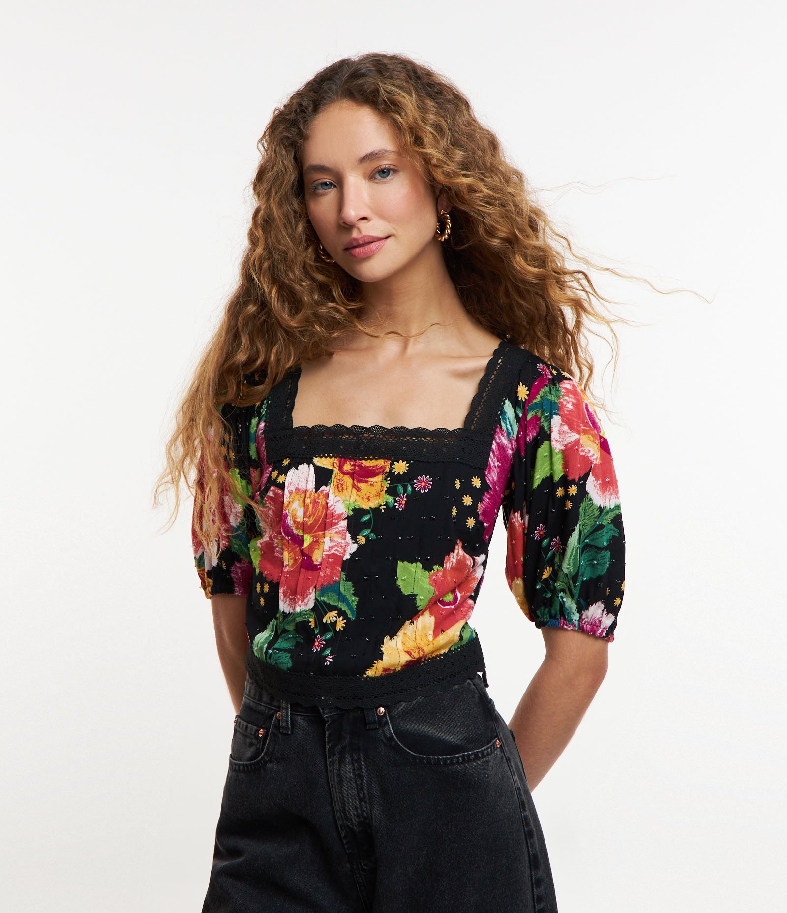 Blusa Cropped em Viscose com Detalhes em Renda e Estampa Floral Preto 1