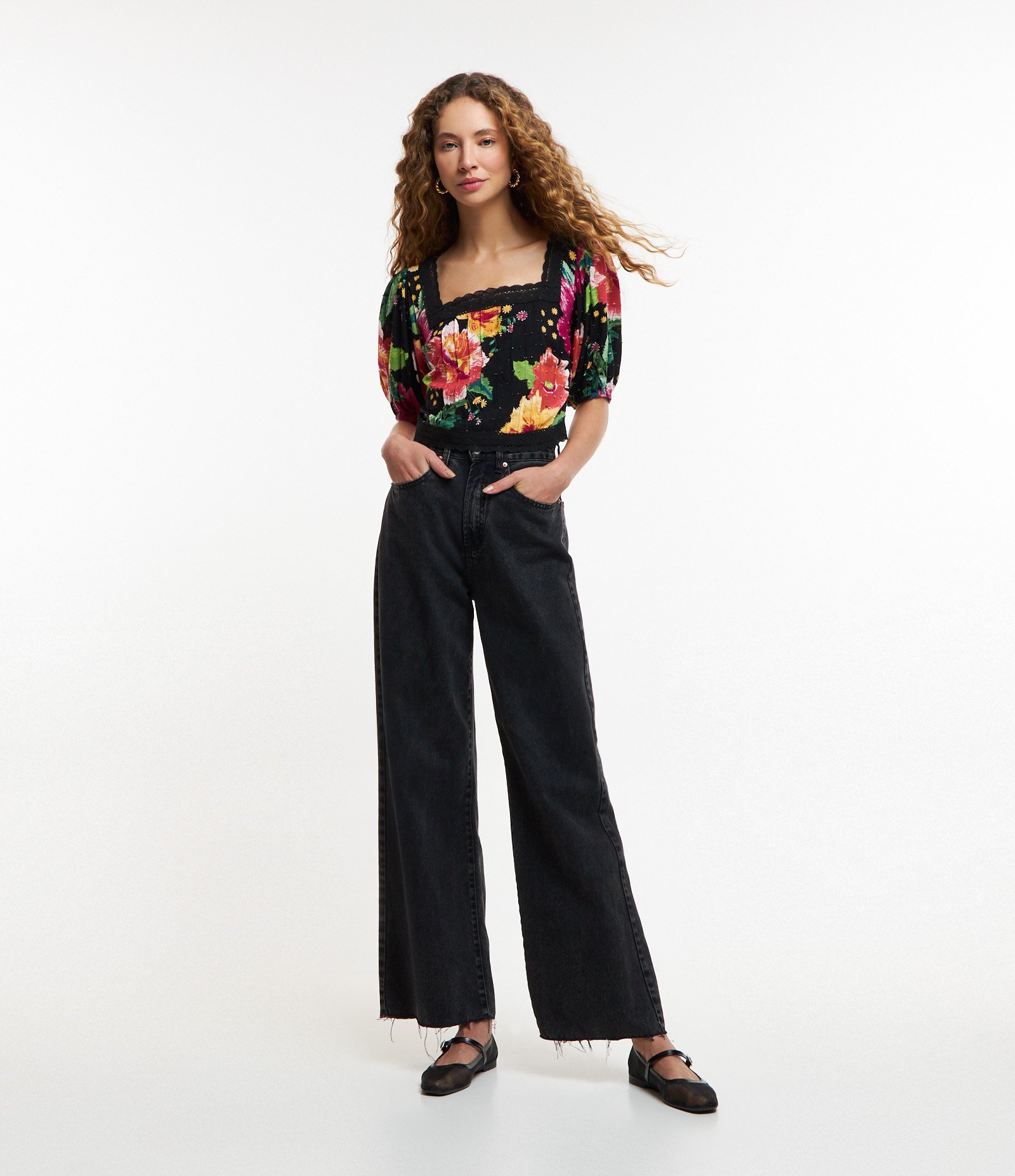 Blusa Cropped em Viscose com Detalhes em Renda e Estampa Floral Preto 2