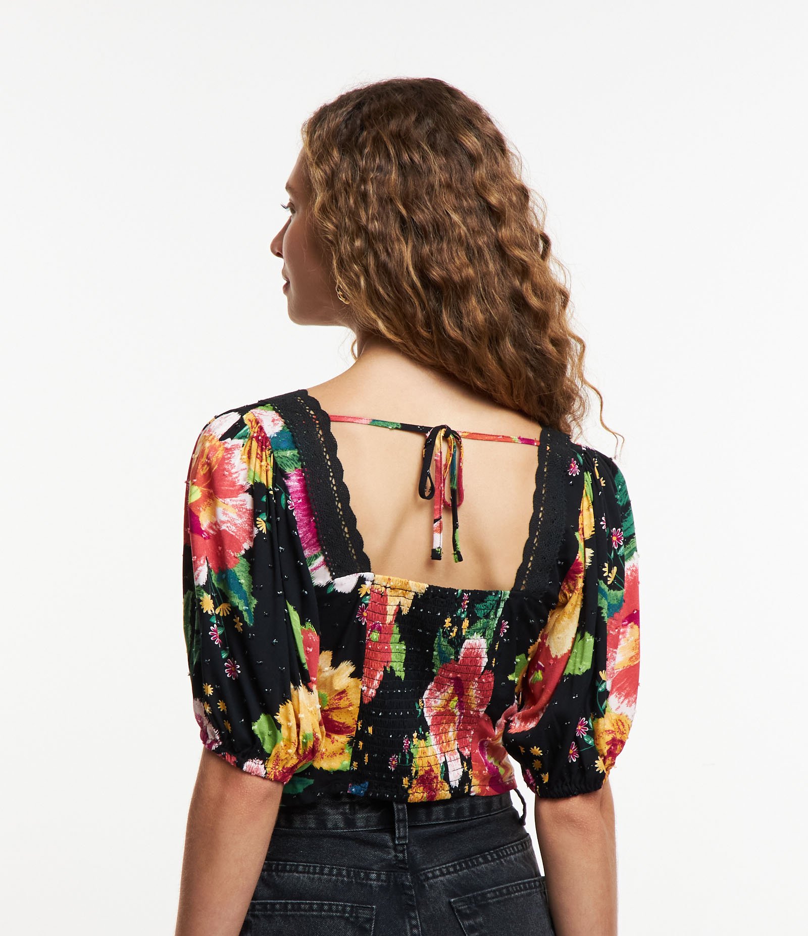 Blusa Cropped em Viscose com Detalhes em Renda e Estampa Floral Preto 3