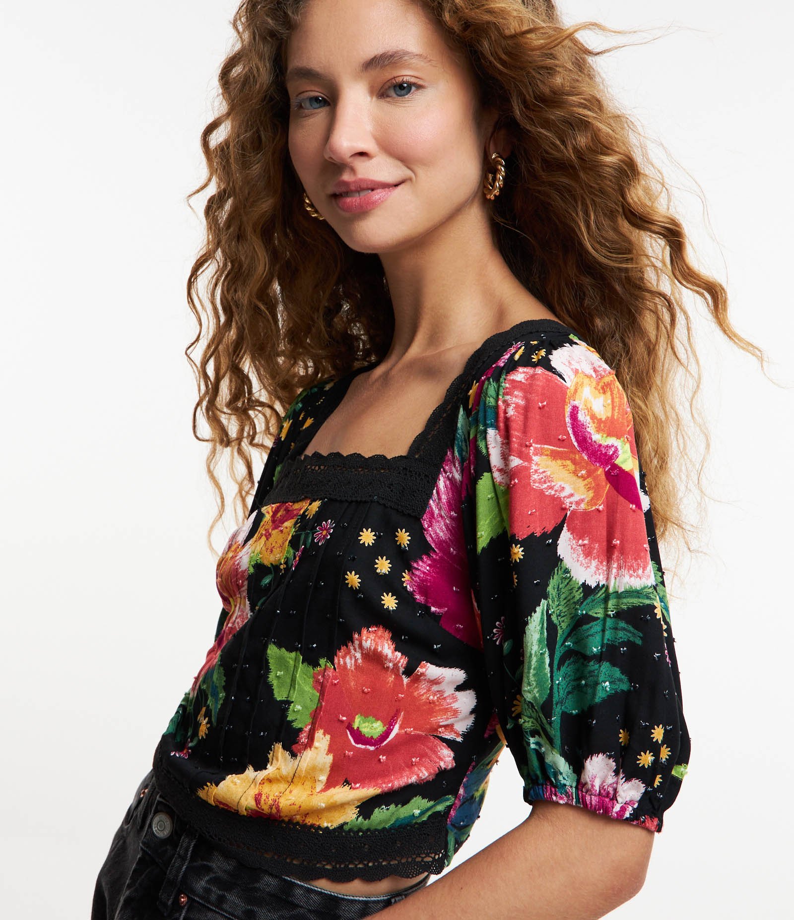 Blusa Cropped em Viscose com Detalhes em Renda e Estampa Floral Preto 4