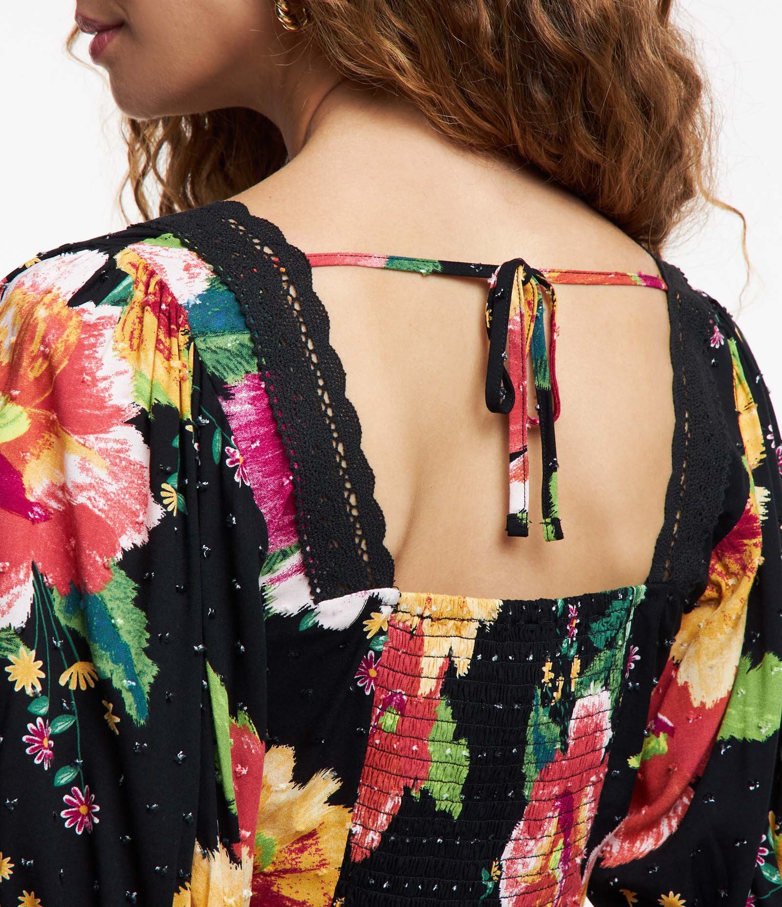 Blusa Cropped em Viscose com Detalhes em Renda e Estampa Floral Preto 5