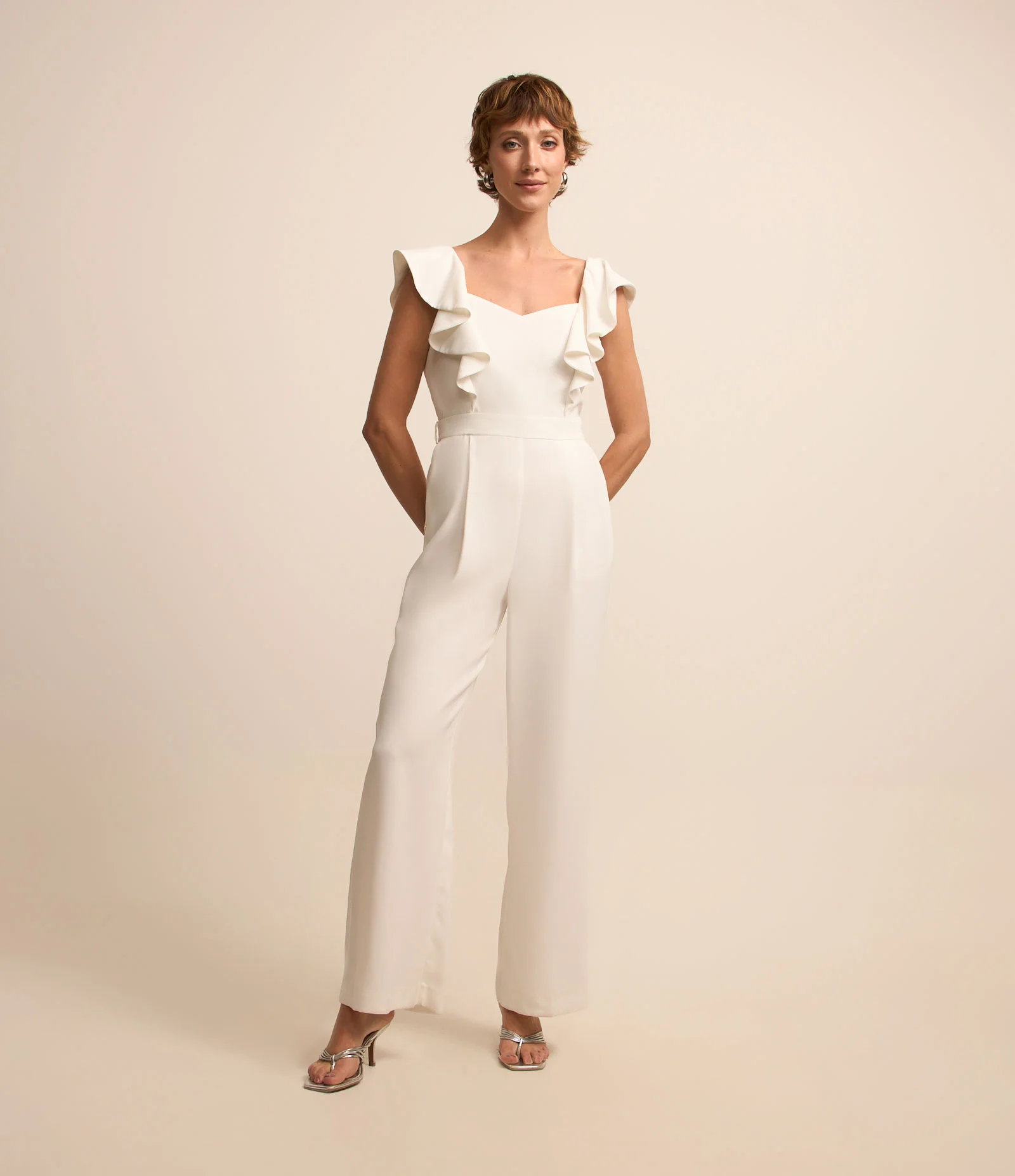 Macacão Sem Manga em Crepe com Babados e Lastex Branco Neve 2