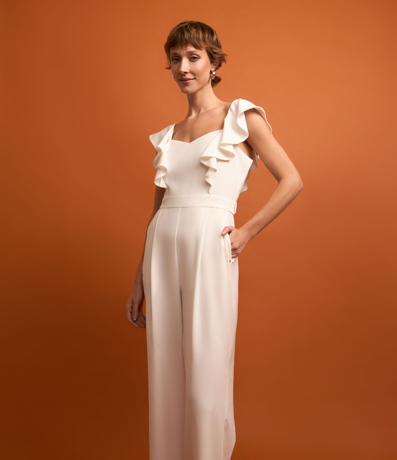 Macacão Sem Manga em Crepe com Babados e Lastex Branco Neve 3