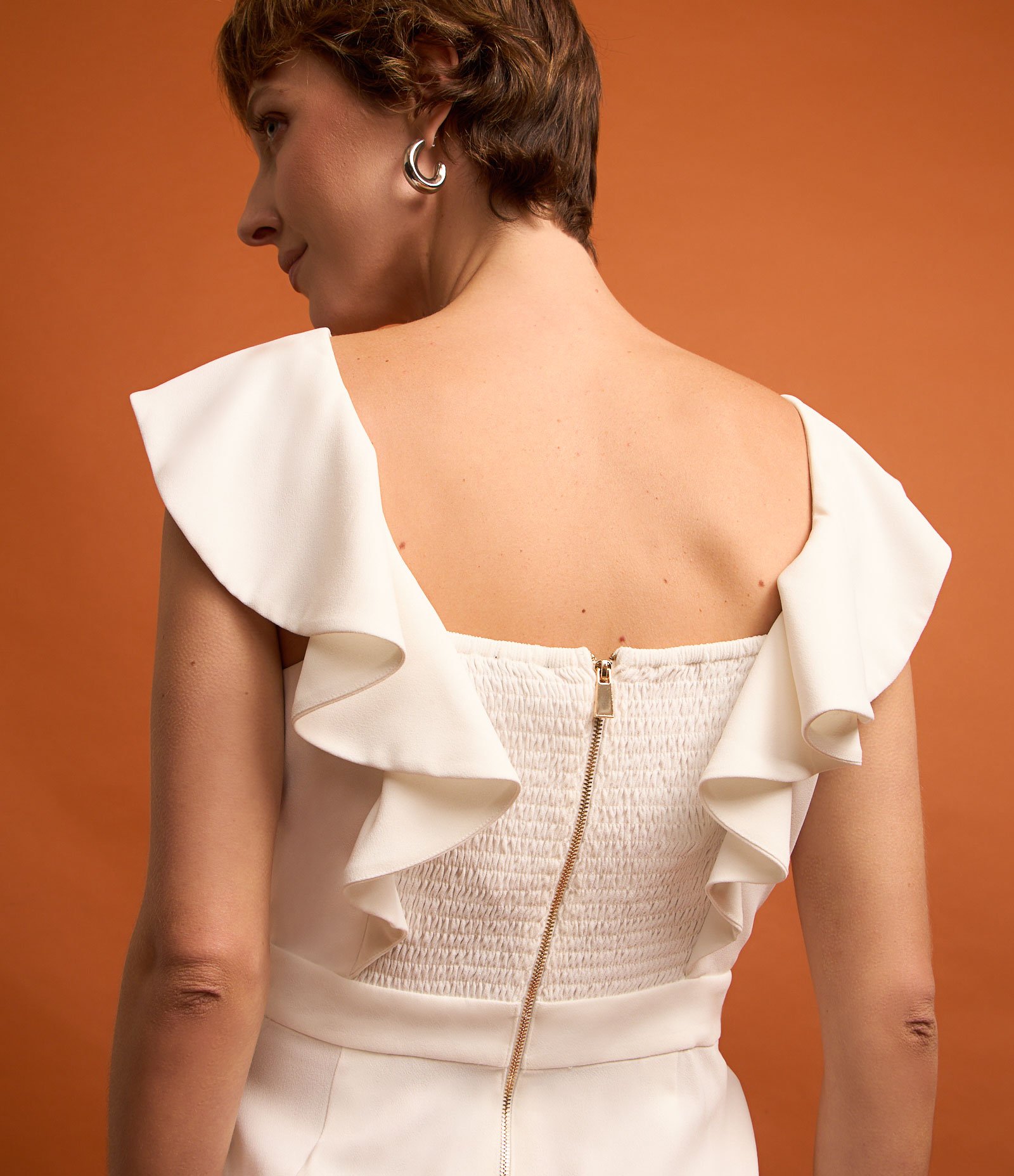 Macacão Sem Manga em Crepe com Babados e Lastex Branco Neve 5