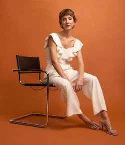 Macacão Sem Manga em Crepe com Babados e Lastex