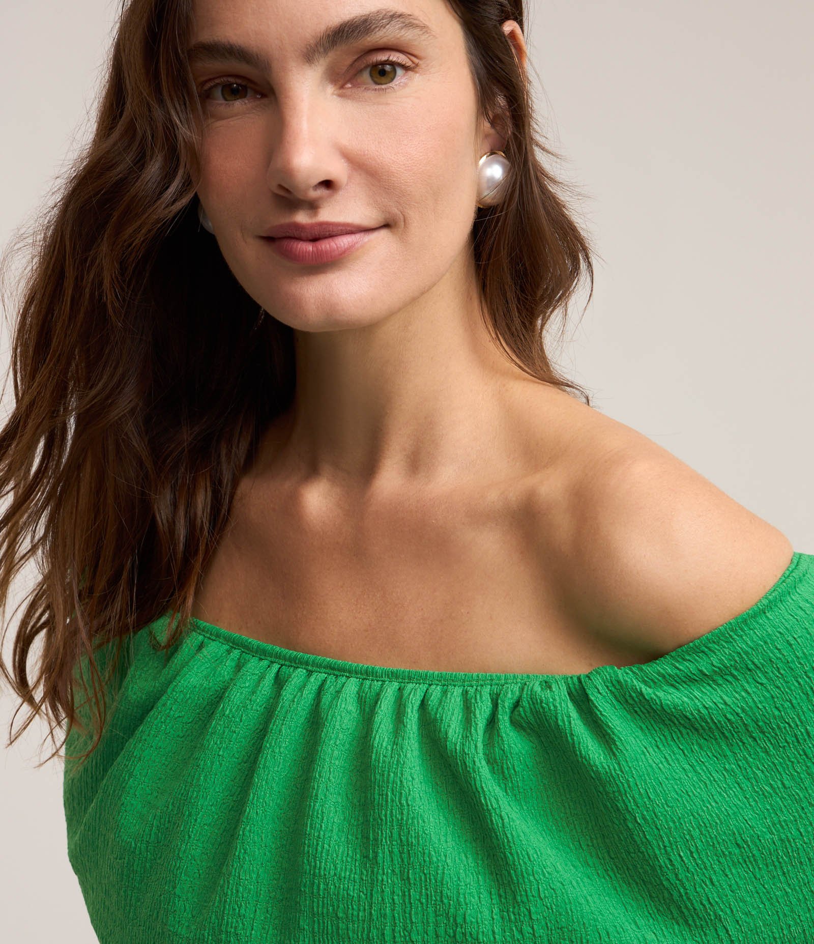 Vestido Ombro a Ombro em Malha Polyvelour com Babado Sobreposto Verde 2