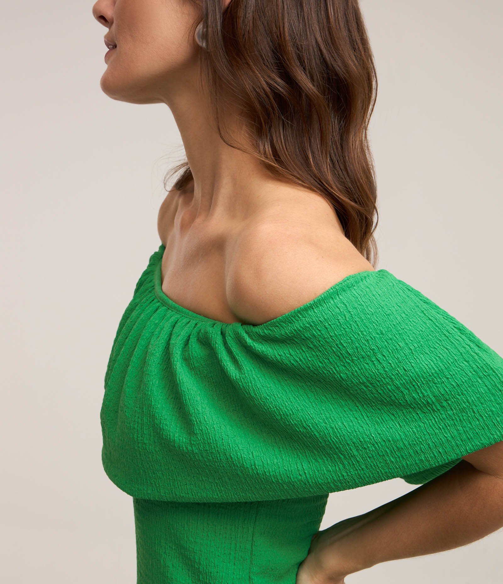 Vestido Ombro a Ombro em Malha Polyvelour com Babado Sobreposto Verde 4