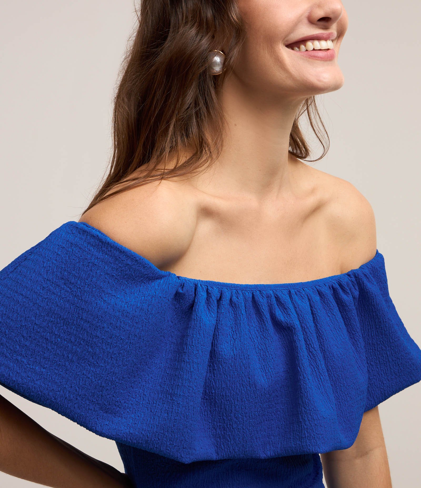 Vestido Ombro a Ombro em Malha Polyvelour com Babado Sobreposto Azul 4