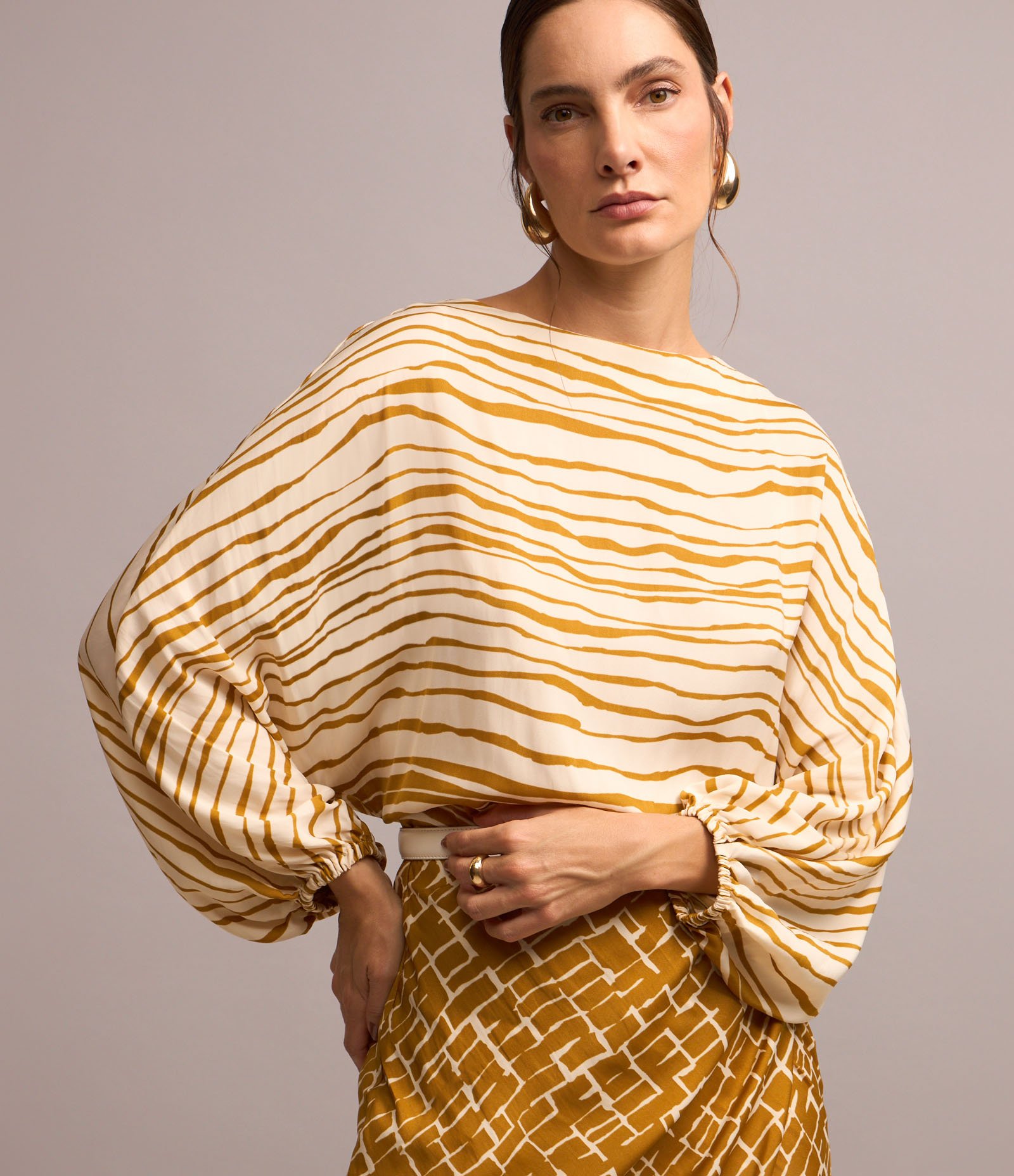 Blusa em Tecido Acetinado com Listras Rústicas Amarelo/Bege 1