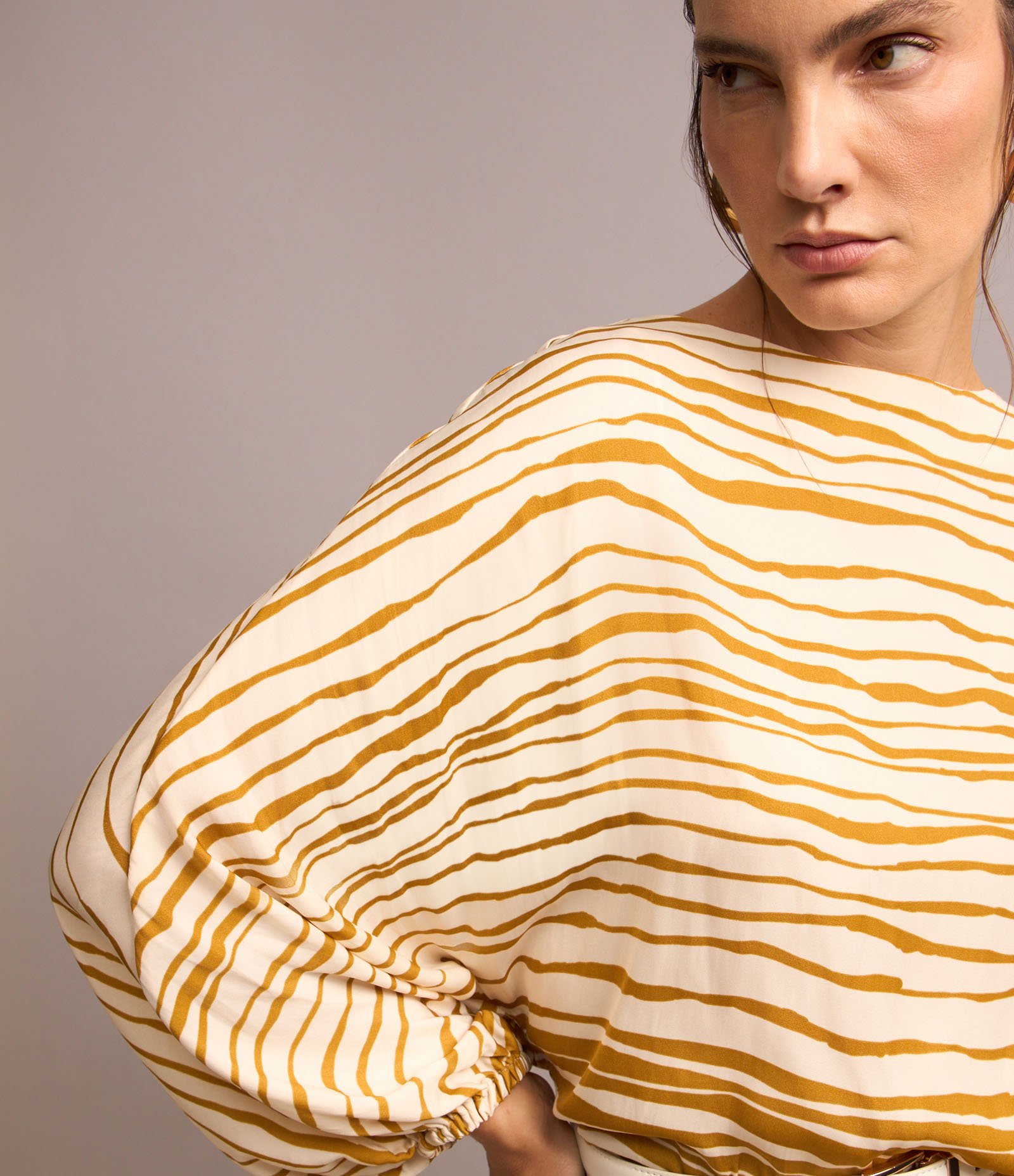 Blusa em Tecido Acetinado com Listras Rústicas Amarelo/Bege 3