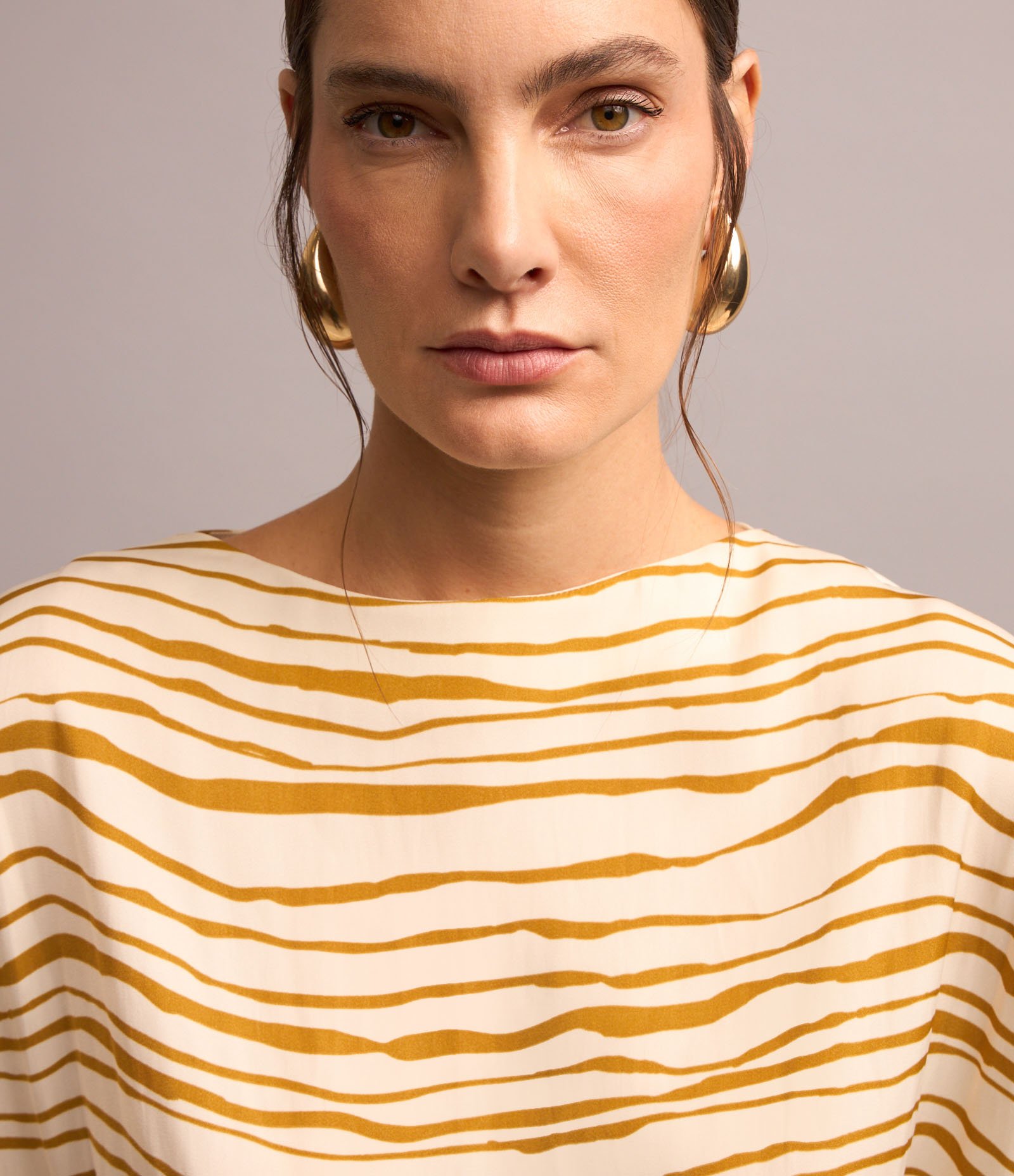 Blusa em Tecido Acetinado com Listras Rústicas Amarelo/Bege 4