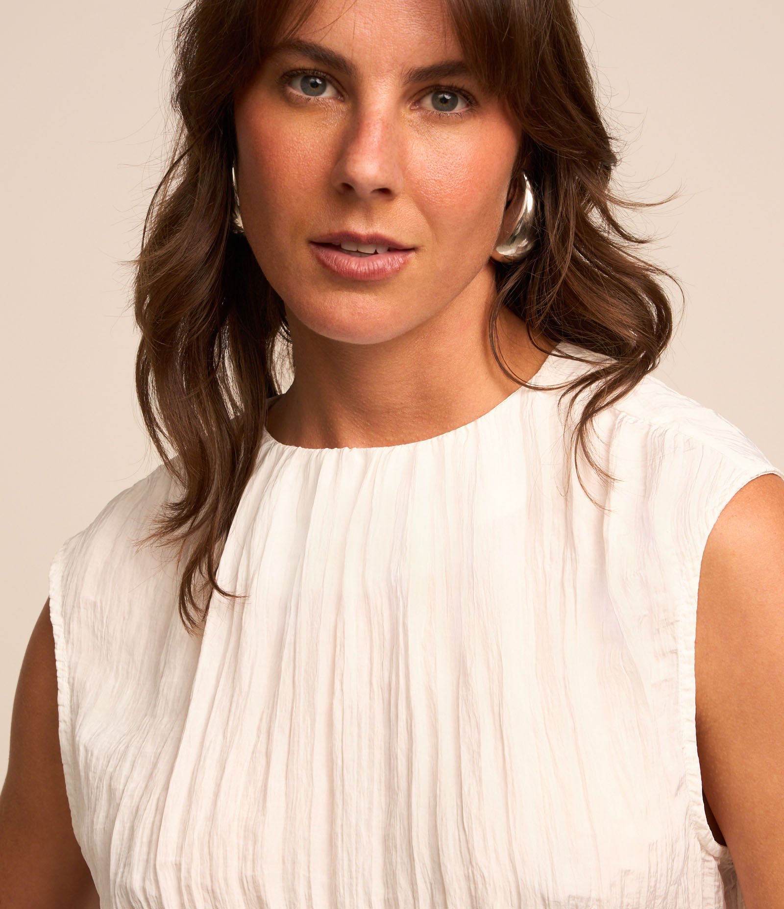 Blusa Sem Manga Acetinada com Textura Decote Redondo Branco 1