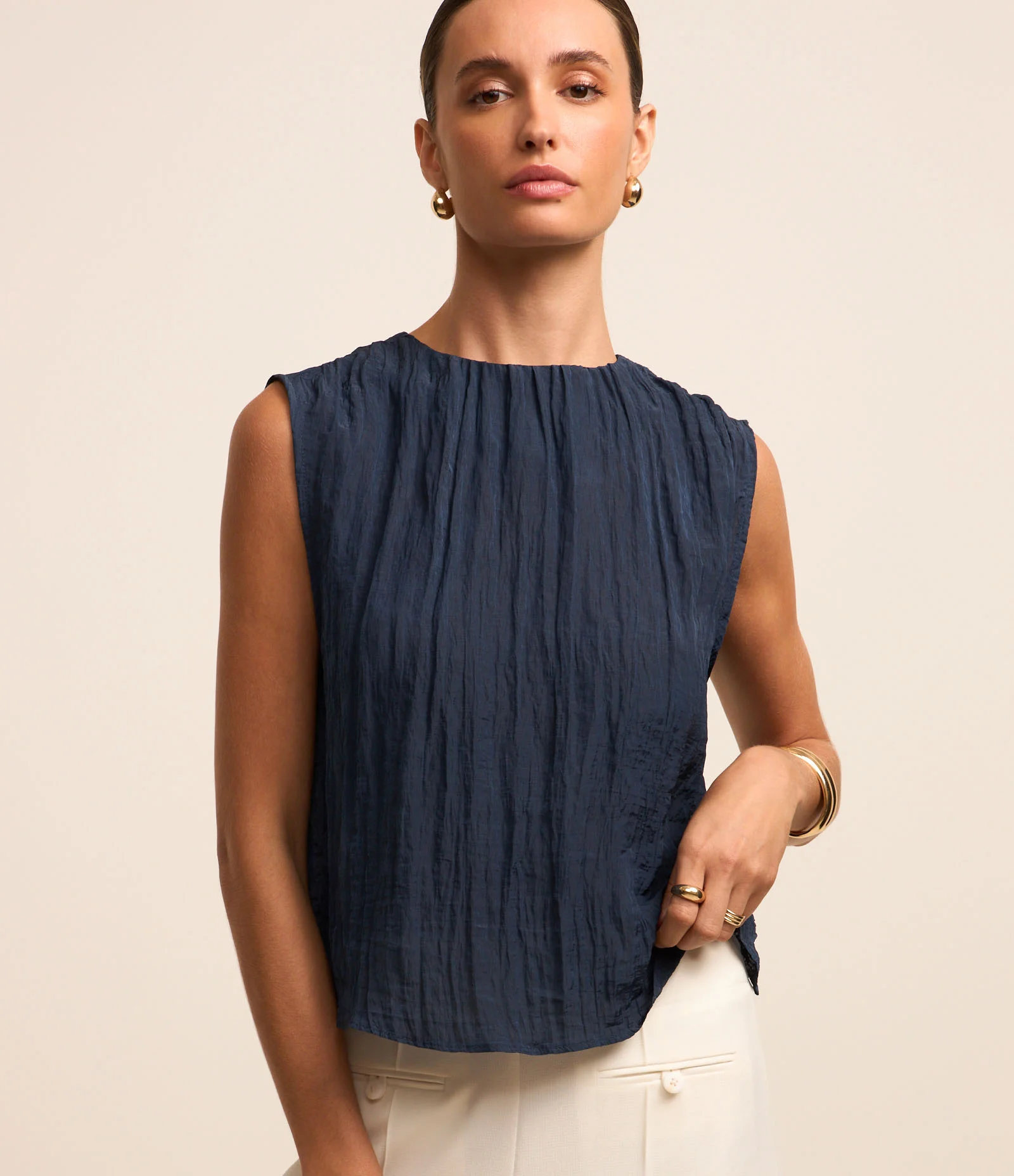 Blusa Sem Manga Acetinada com Textura Decote Redondo Azul 1