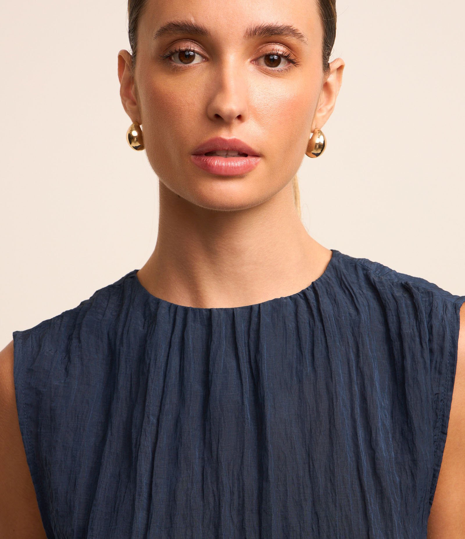 Blusa Sem Manga Acetinada com Textura Decote Redondo Azul 3