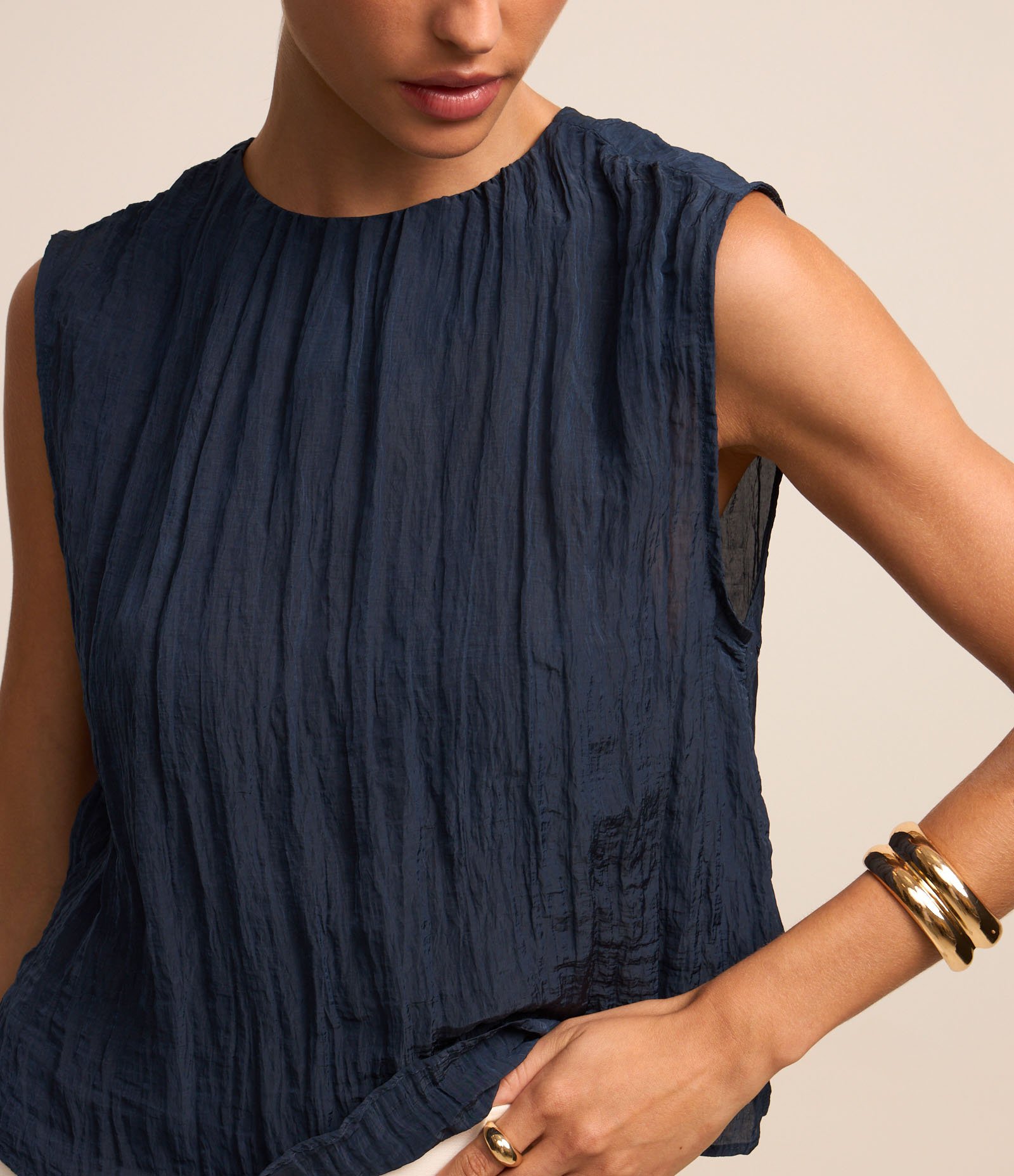 Blusa Sem Manga Acetinada com Textura Decote Redondo Azul 5