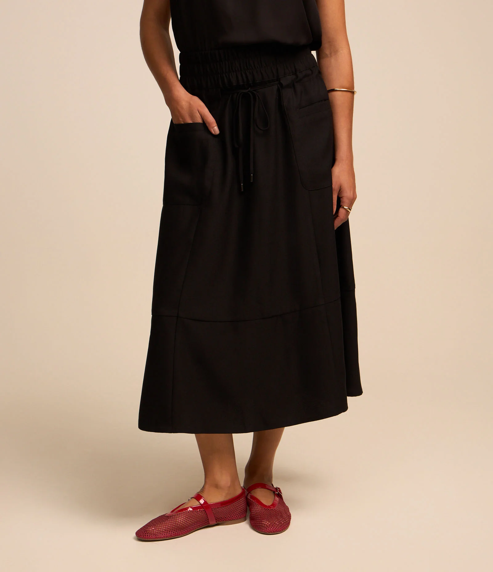 Saia Evasê Midi em Crepe com Amarração e Bolsos Preto 1