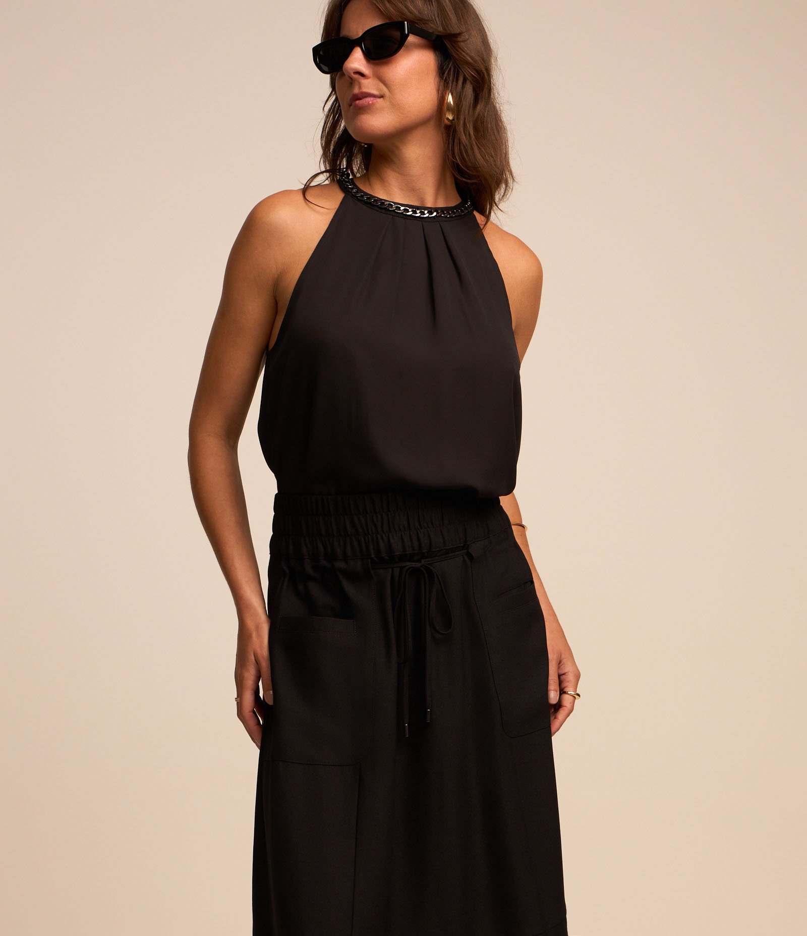 Saia Evasê Midi em Crepe com Amarração e Bolsos Preto 2