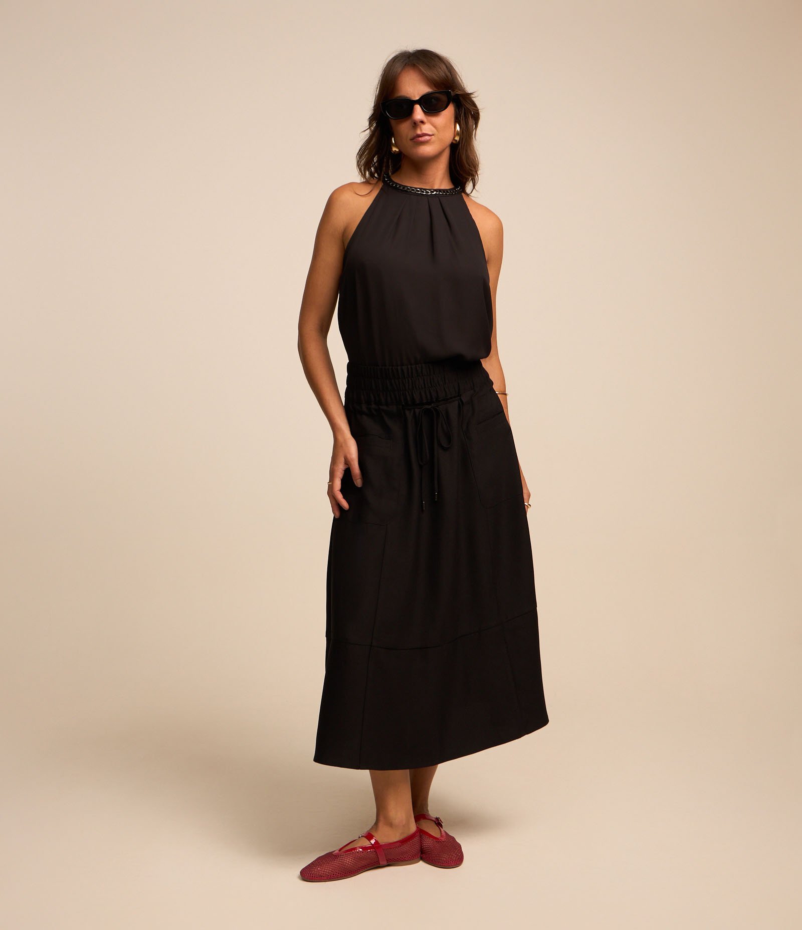 Saia Evasê Midi em Crepe com Amarração e Bolsos Preto 3