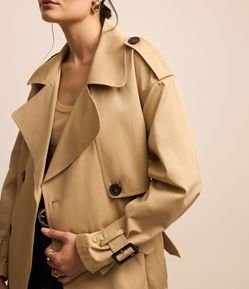 Trench Coat Curto em Gabardine com Abotoamento e Cinto