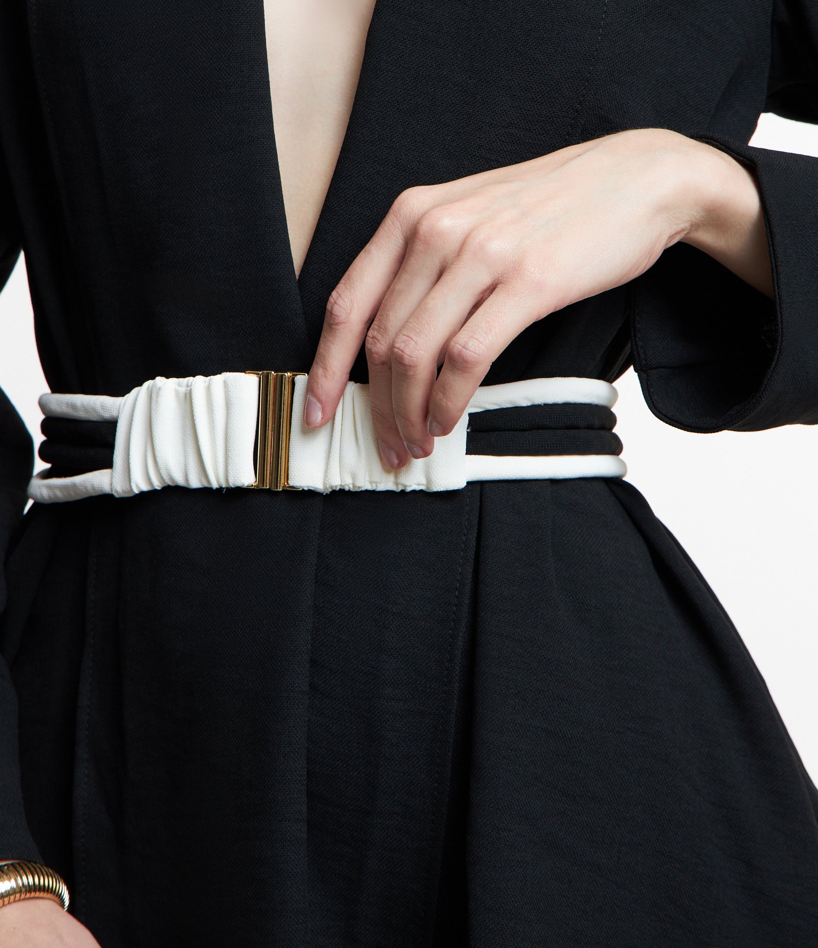 Kimono Alfaiatado com Manga Flare e Cinto Texturizado Cinza Escuro 5
