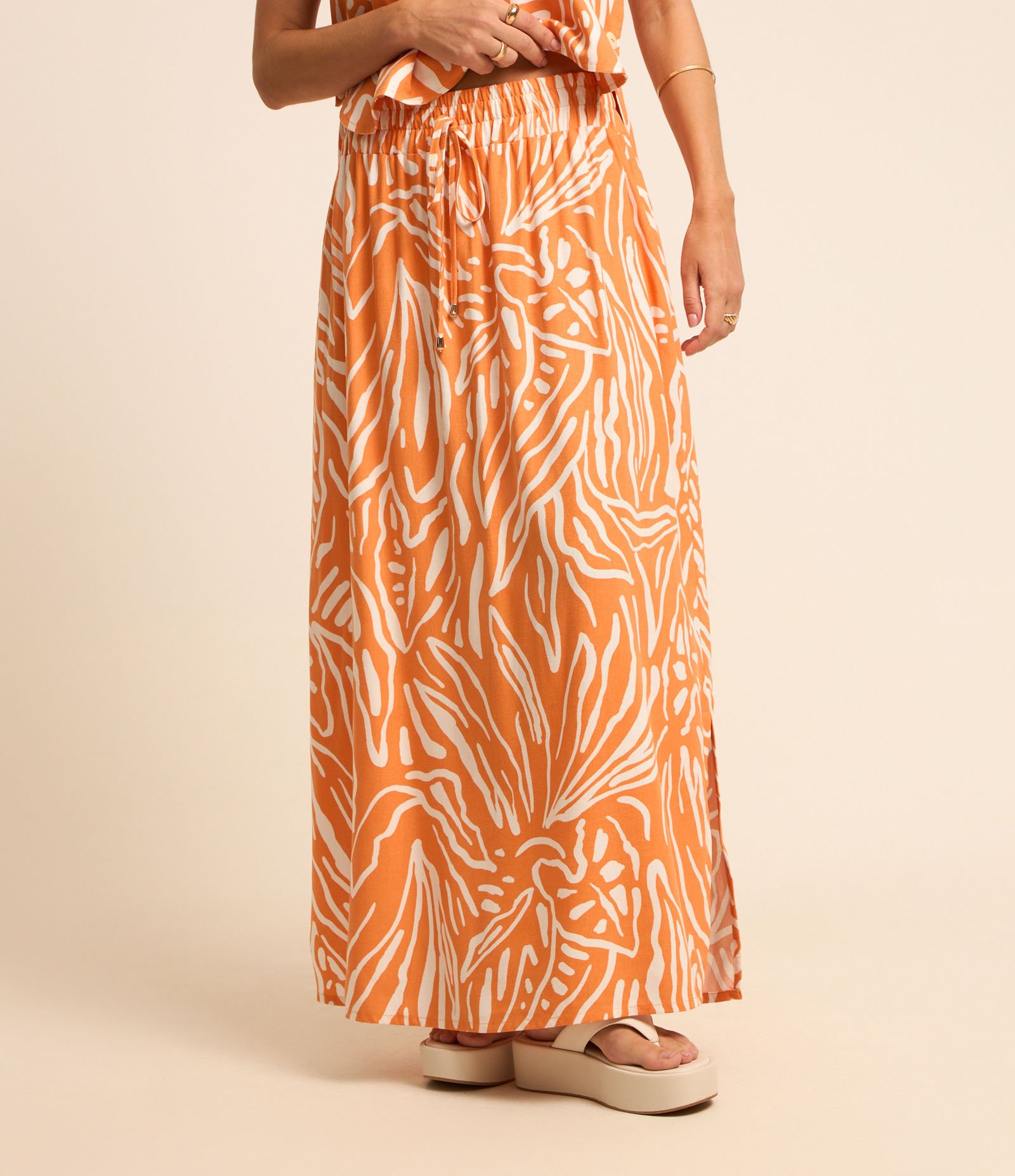Saia Reta Longa em Viscolinho com Folhagens Tribais Estampadas Laranja 3