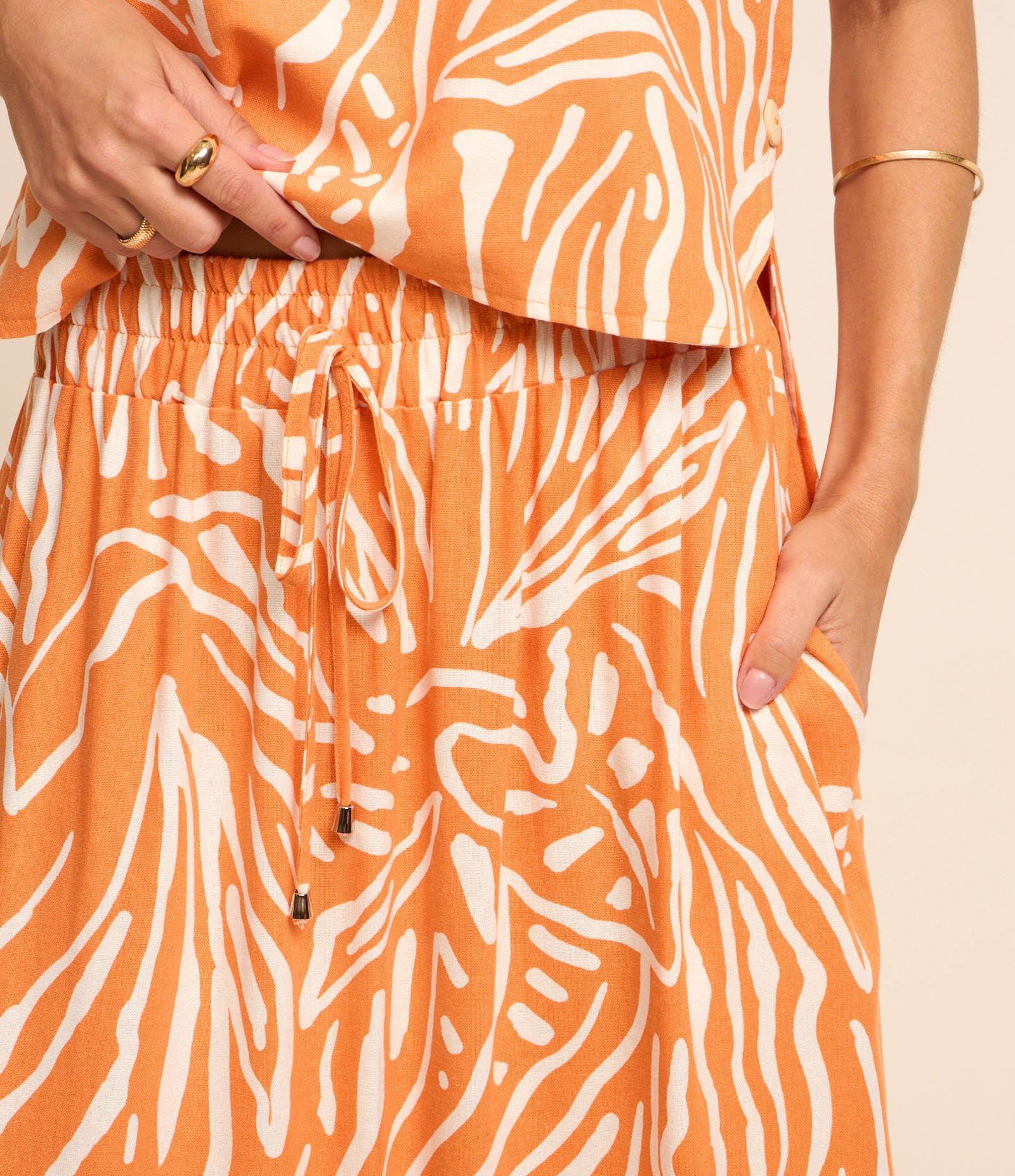 Saia Reta Longa em Viscolinho com Folhagens Tribais Estampadas Laranja 4