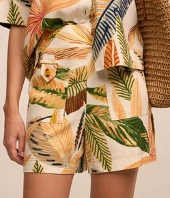 Short em Viscolinho com Bolsos e Estampa Folhagem