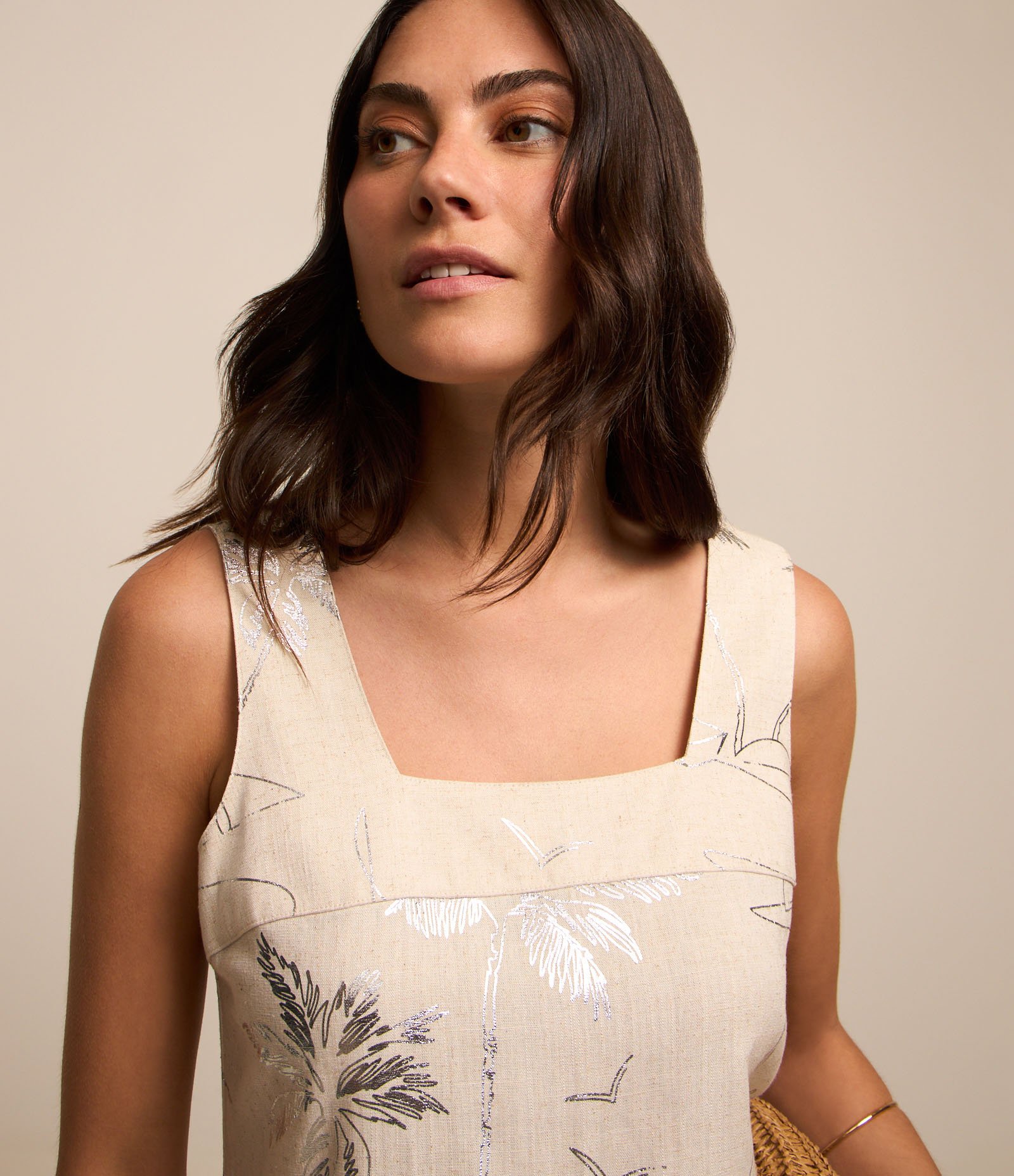 Vestido Curto em Viscolinho com Estampa Tropical de Foil Bege 3