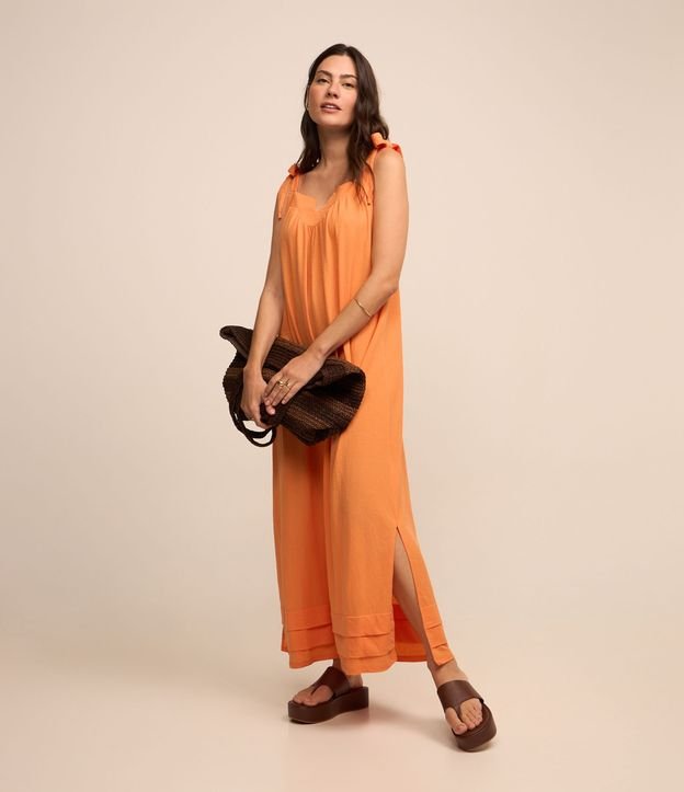 Vestido Midi em Viscose com Decote Ondulado e Amarração na Alça
