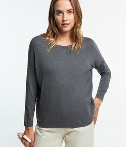 Blusa em Viscose com Recortes e Textura Canelada