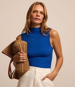 Blusa Sem Manga em Viscose com Gola Alta e Textura Canelada