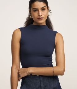Blusa Sem Manga em Viscose com Gola Alta e Textura Canelada