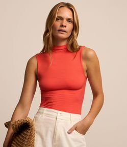 Blusa Sem Manga em Viscose com Gola Alta e Textura Canelada