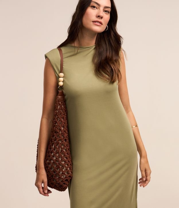 Vestido em Viscose com Ombreiras e Golinha Alta