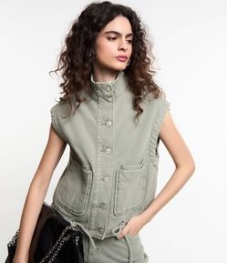 Colete em Sarja com Gola Alta e Amarração na Barra