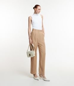 Calça Reta em Viscose com Detalhe de Corrente na Lateral