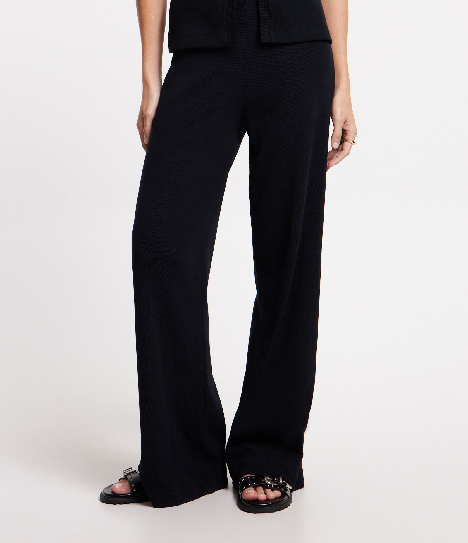 Calça Pantalona em Ribana com Textura Canelada e Cós Elástico Preto 2