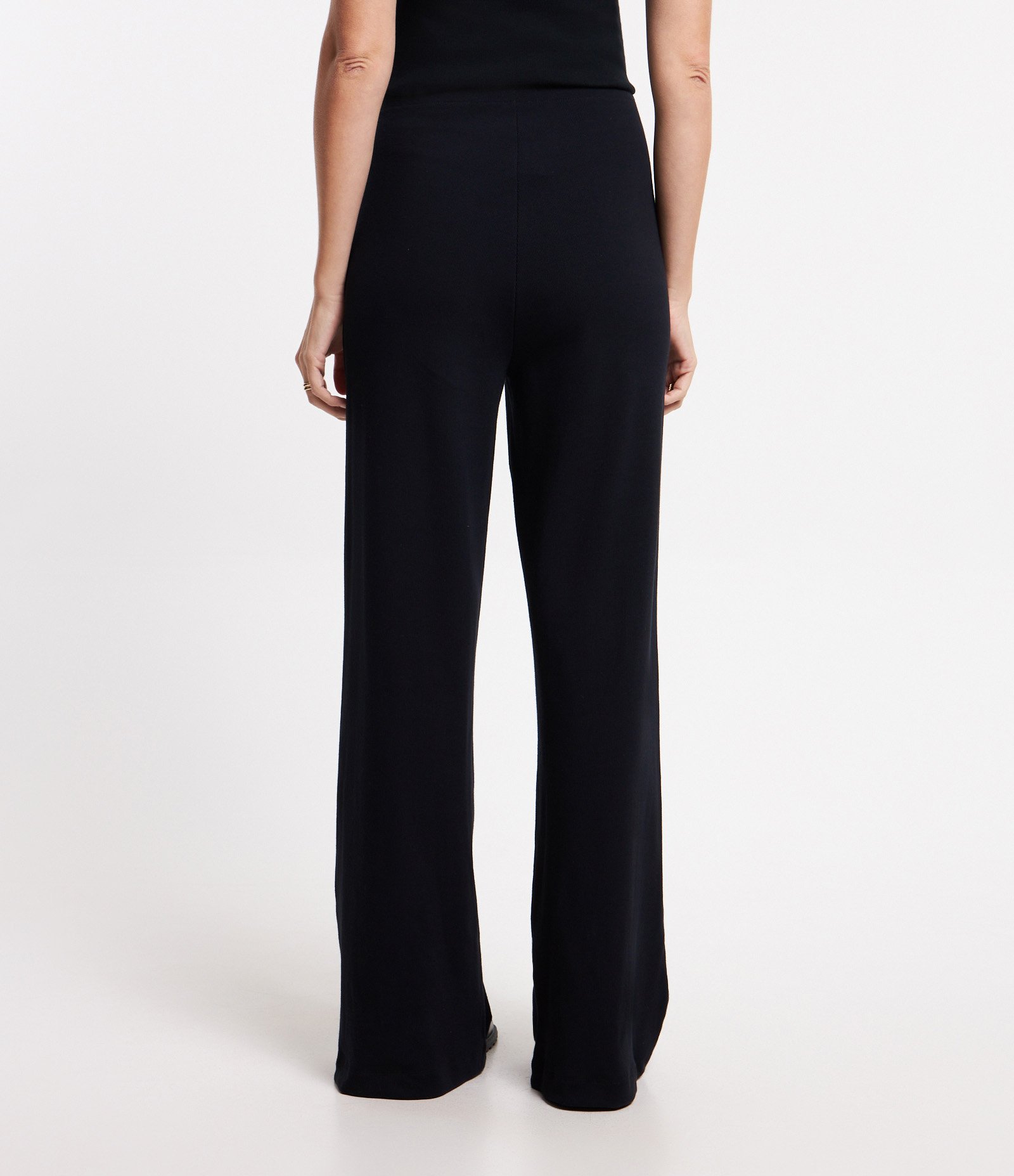 Calça Pantalona em Ribana com Textura Canelada e Cós Elástico Preto 4