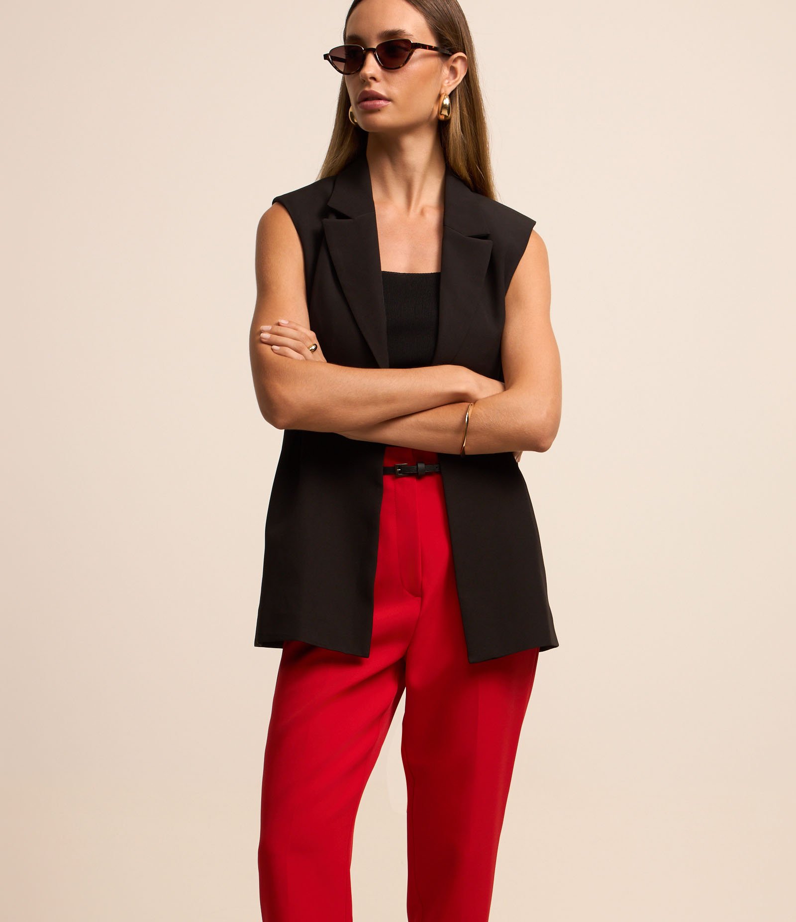 Calça Cenoura Alfaiatada com Cintinho em Material Sintético Vermelho 2