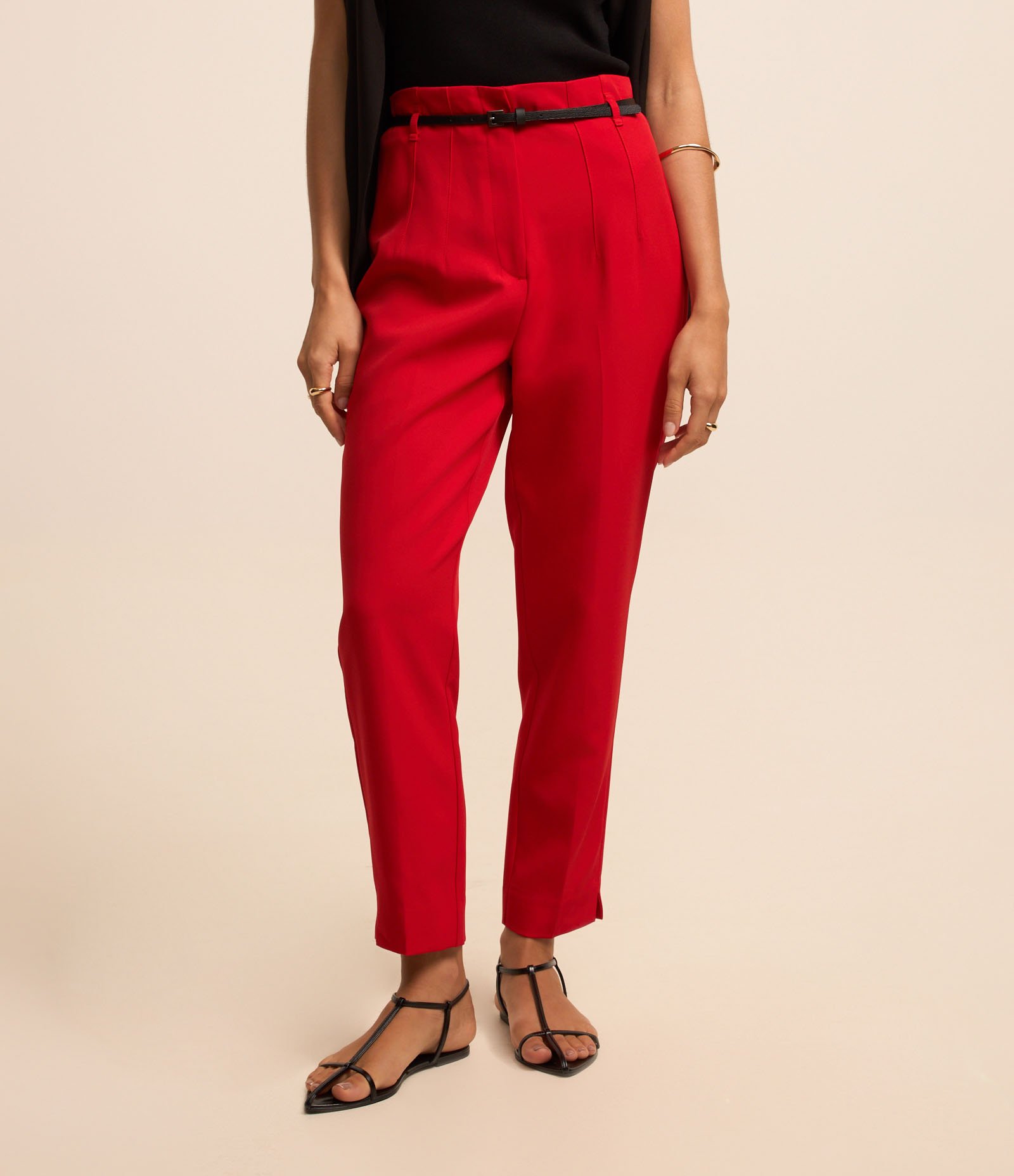 Calça Cenoura Alfaiatada com Cintinho em Material Sintético Vermelho 3